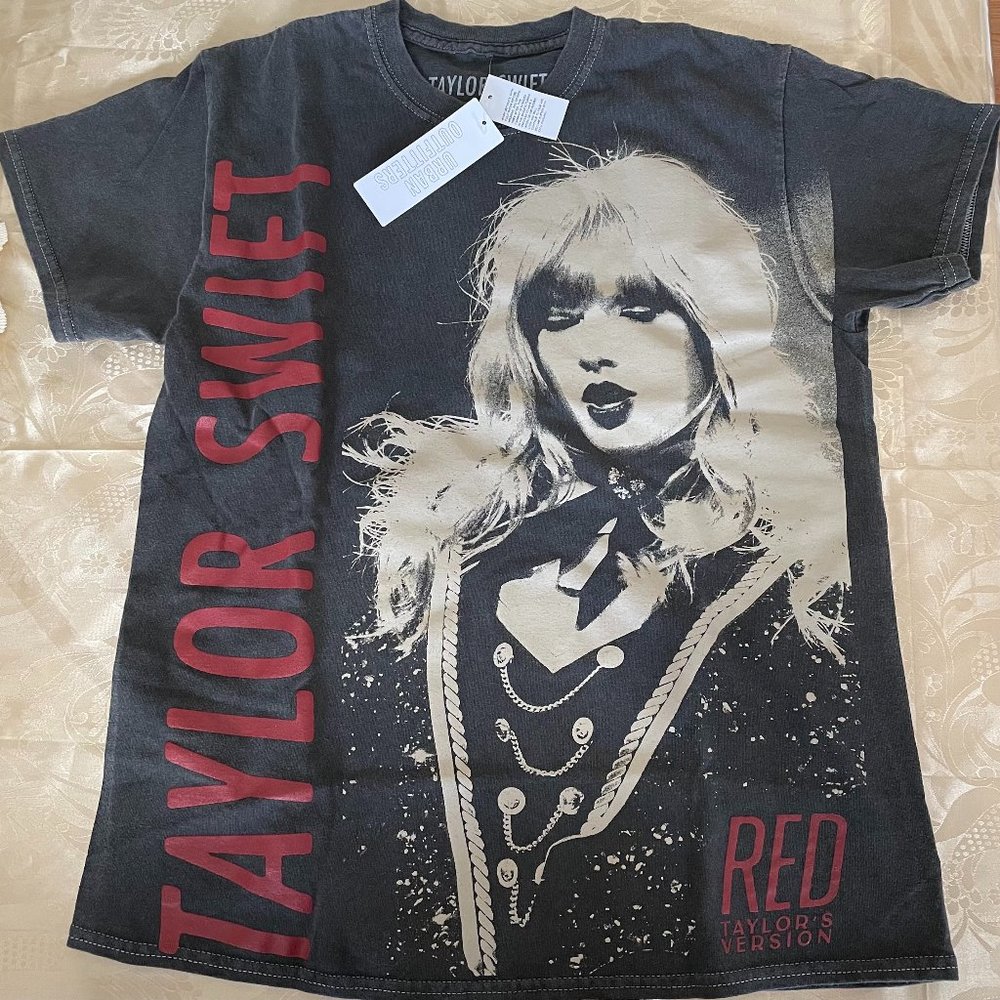 Red (Taylor’s Version) UO Exclusive Taylor Swift Graphic T-Shirt Dress